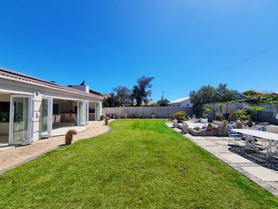 5 Bedroom Property for Sale in Sandbaai Western Cape